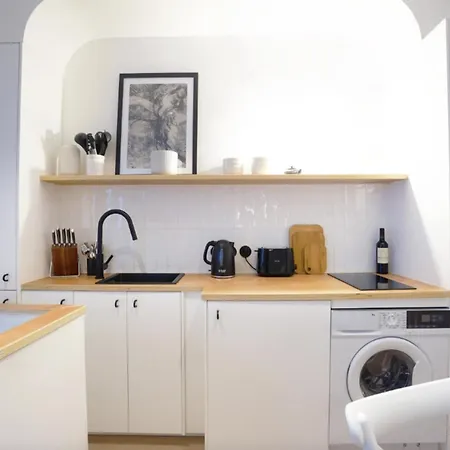 Ideally Located In 15 Paris