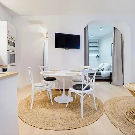 Ideally Located In 15 Paris