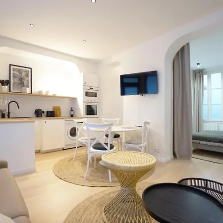 Apartment Ideally Located In 15