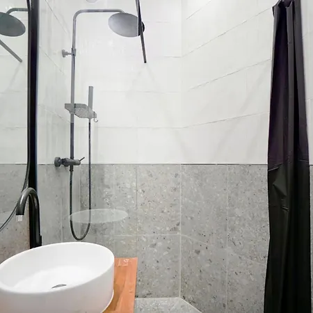 Ideally Located In 15 *